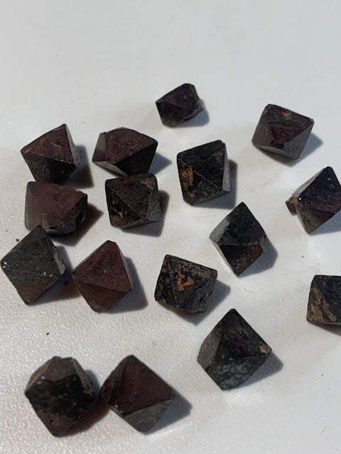 Magnétite Octaèdre - spécimens bruts et naturels - 8 mm x 6 x 7 - 1,2 gr. pièce