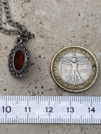 Ambre, pendentif de 25x13x5 millimètres, vendu avec cordon en cuir noir de 42 centimètres !