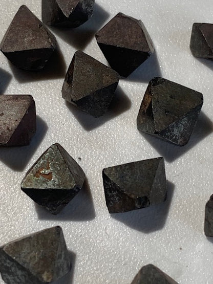 Magnétite Octaèdre - spécimens bruts et naturels - 8 mm x 6 x 7 - 1,2 gr. pièce