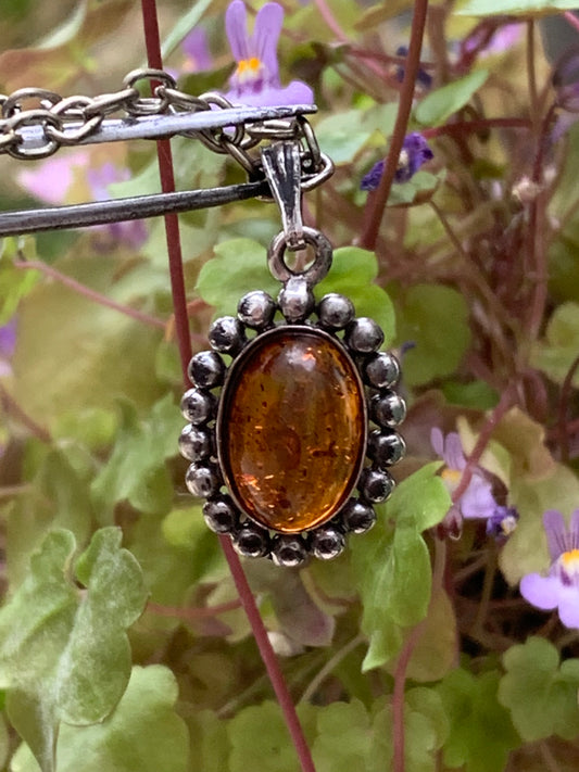 Ambre, pendentif de 25x13x5 millimètres, vendu avec cordon en cuir noir de 42 centimètres !