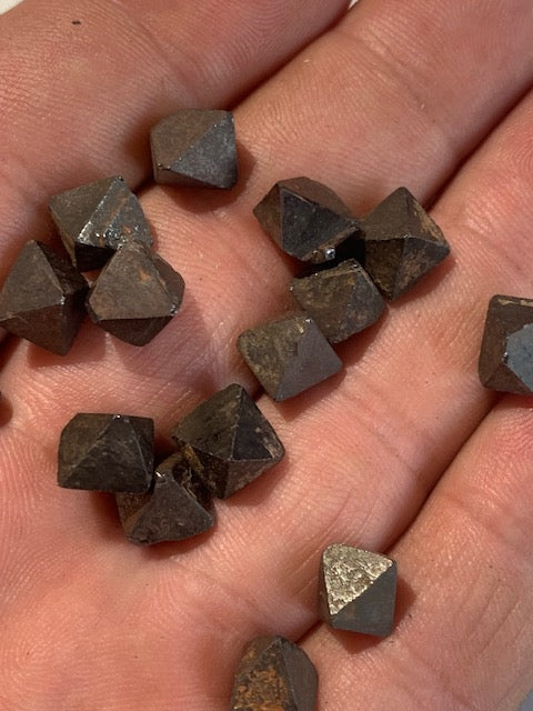 Magnétite Octaèdre - spécimens bruts et naturels - 8 mm x 6 x 7 - 1,2 gr. pièce