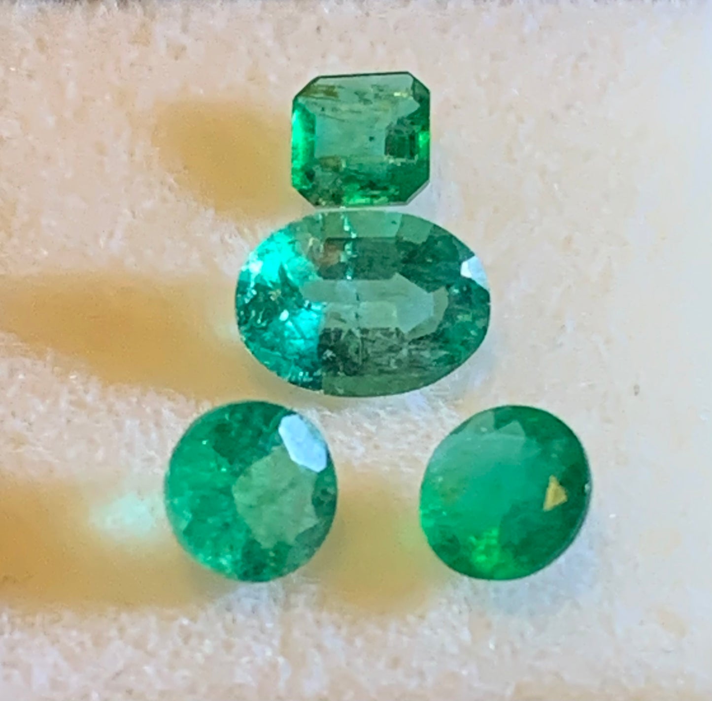 Émeraudes naturelles de Zambie – Pierres fines authentiques (2 carats au total) - Vendu en lot ou à l’unité