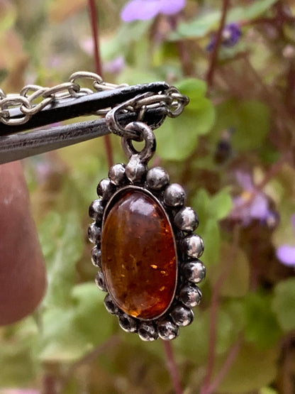 Ambre, pendentif de 25x13x5 millimètres, vendu avec cordon en cuir noir de 42 centimètres !