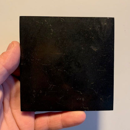 Shungite noire – Dalle de 10 x 10 cm – protège des ondes et favorise l’ancrage, idéale pour la lithothérapie