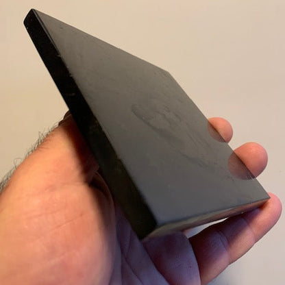 Shungite noire – Dalle de 10 x 10 cm – protège des ondes et favorise l’ancrage, idéale pour la lithothérapie