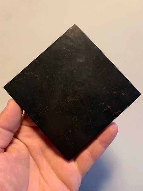 Shungite noire – Dalle de 10 x 10 cm – protège des ondes et favorise l’ancrage, idéale pour la lithothérapie