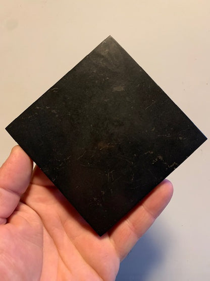 Shungite noire – Dalle de 10 x 10 cm – protège des ondes et favorise l’ancrage, idéale pour la lithothérapie