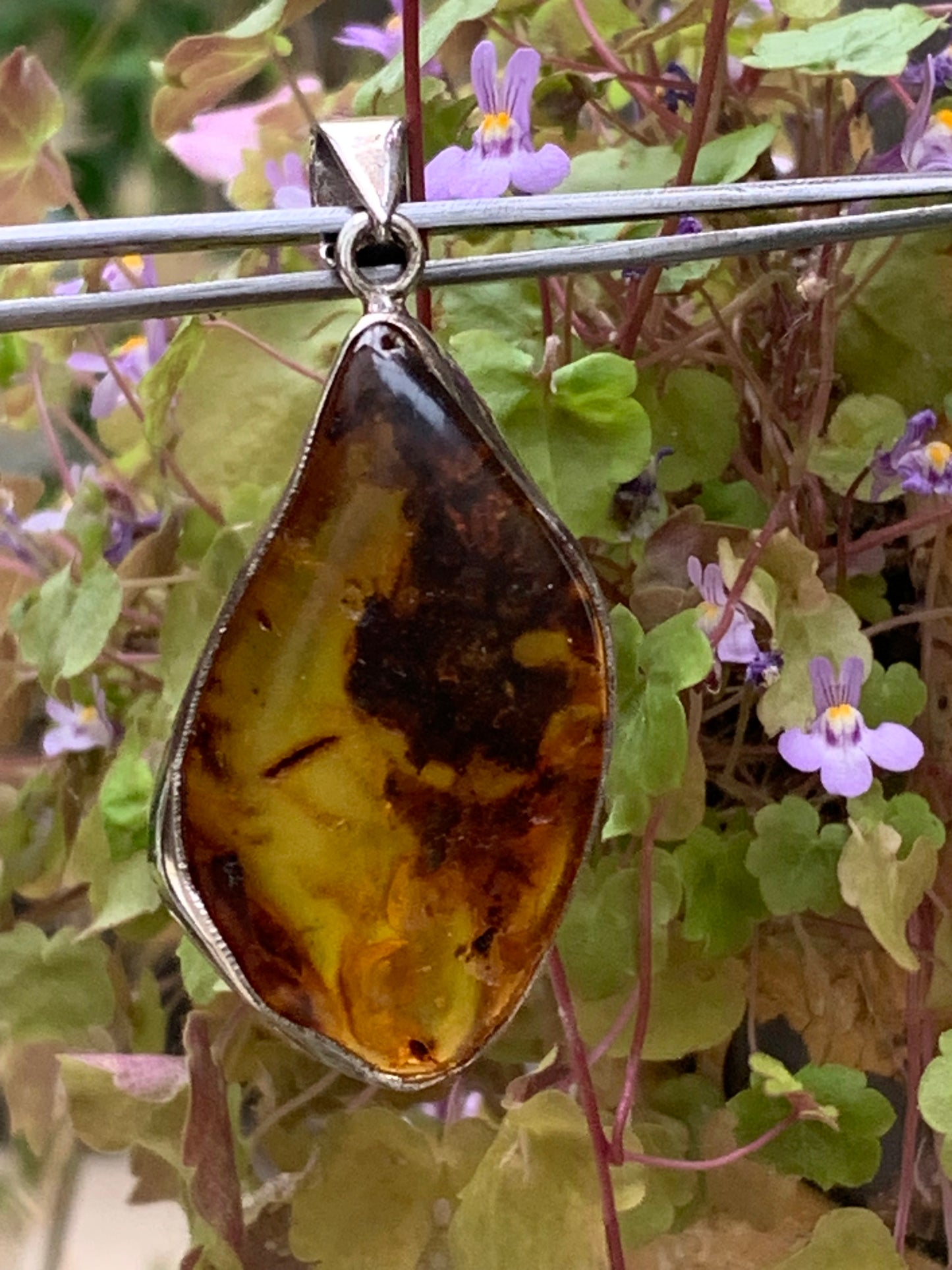 Ambre, superbe pendentif en Argent de 55x22x12 mm. Vendu avec cordon coulissant (réglable), en cuir noir de 40 à 70 cm !