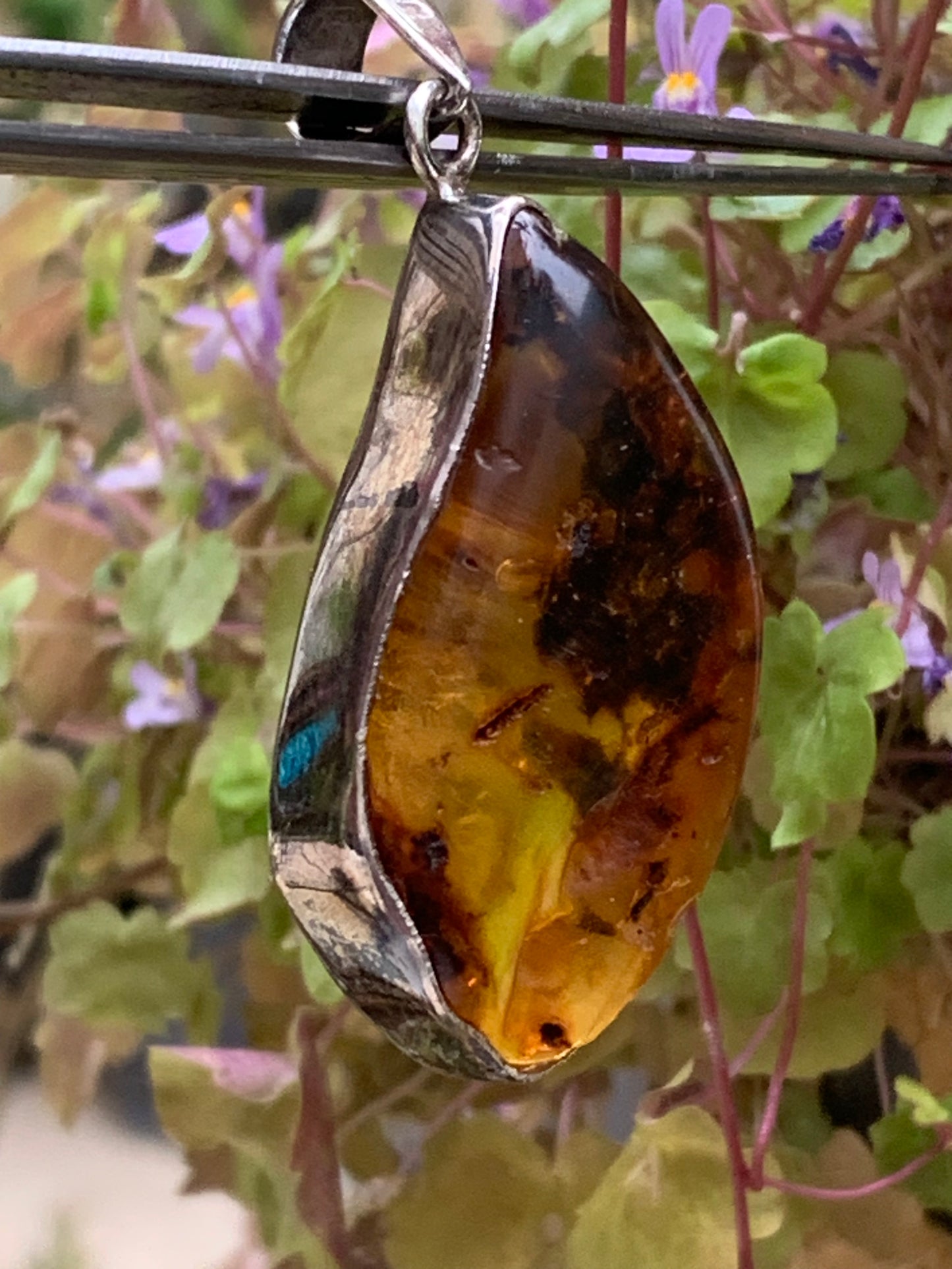 Ambre, superbe pendentif en Argent de 55x22x12 mm. Vendu avec cordon coulissant (réglable), en cuir noir de 40 à 70 cm !