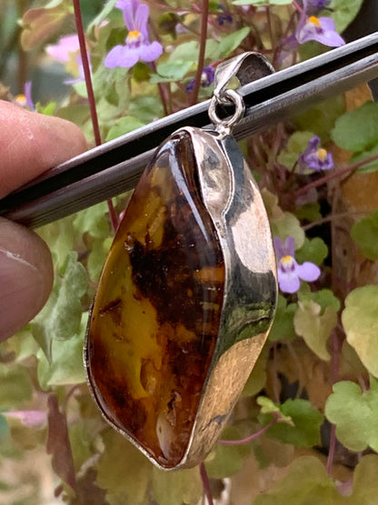 Ambre, superbe pendentif en Argent de 55x22x12 mm. Vendu avec cordon coulissant (réglable), en cuir noir de 40 à 70 cm !