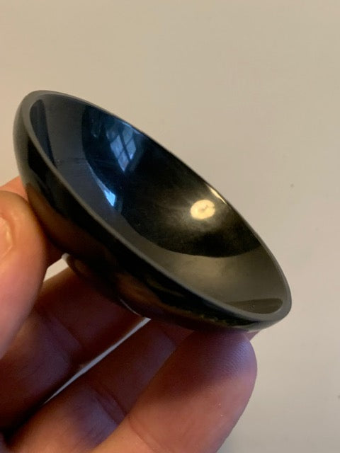 Shungite noire – Coupelle de Ø 6,3 x 2 cm – protège des ondes et favorise l’ancrage, idéale pour la lithothérapie