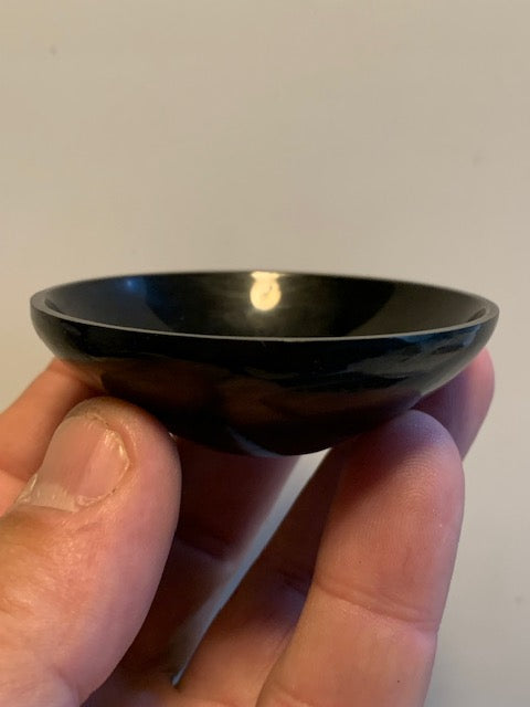 Shungite noire – Coupelle de Ø 6,3 x 2 cm – protège des ondes et favorise l’ancrage, idéale pour la lithothérapie