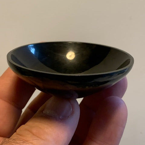 Shungite noire – Coupelle de Ø 6,3 x 2 cm – protège des ondes et favorise l’ancrage, idéale pour la lithothérapie