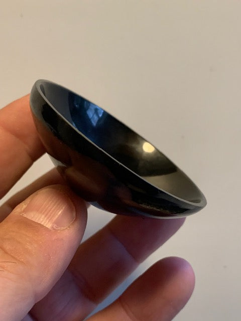 Shungite noire – Coupelle de Ø 6,3 x 2 cm – protège des ondes et favorise l’ancrage, idéale pour la lithothérapie