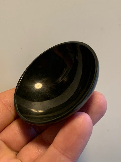 Shungite noire – Coupelle de Ø 6,3 x 2 cm – protège des ondes et favorise l’ancrage, idéale pour la lithothérapie