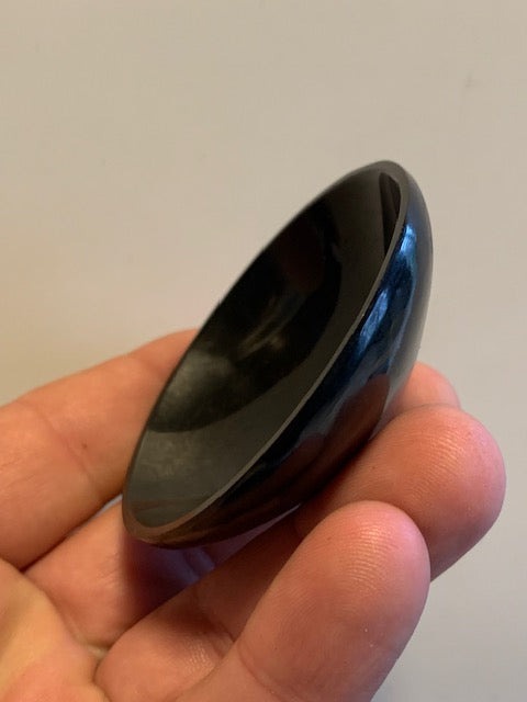 Shungite noire – Coupelle de Ø 6,3 x 2 cm – protège des ondes et favorise l’ancrage, idéale pour la lithothérapie