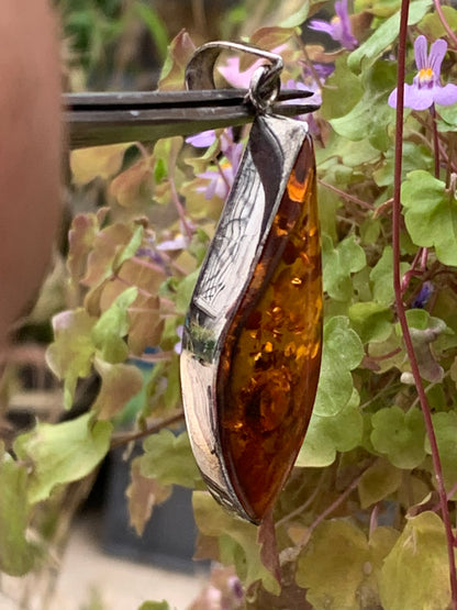 Ambre, superbe pendentif en Argent de 60x20x10 mm. Vendu avec cordon coulissant (réglable), en cuir noir de 40 à 70 cm !