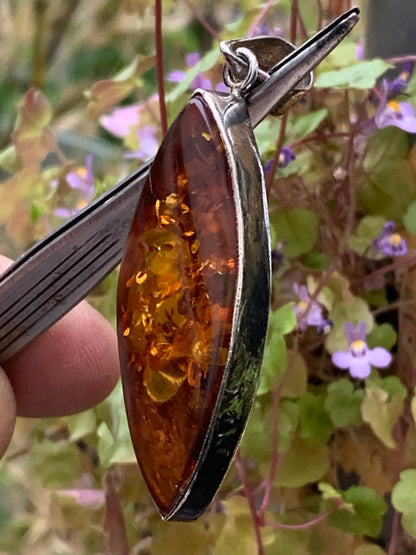 Ambre, superbe pendentif en Argent de 60x20x10 mm. Vendu avec cordon coulissant (réglable), en cuir noir de 40 à 70 cm !