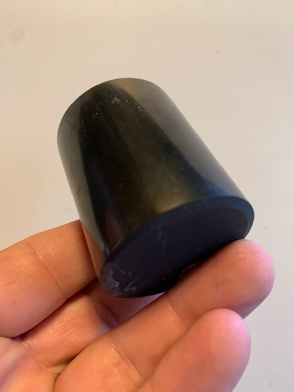 Shungite noire – Gobelet/ Calice de Ø 43 x 51 mm – protège des ondes et favorise l’ancrage, idéale pour la lithothérapie