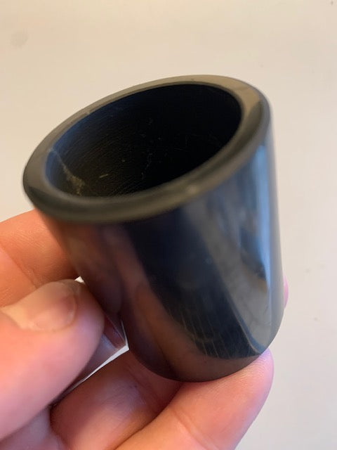 Shungite noire – Gobelet/ Calice de Ø 43 x 51 mm – protège des ondes et favorise l’ancrage, idéale pour la lithothérapie