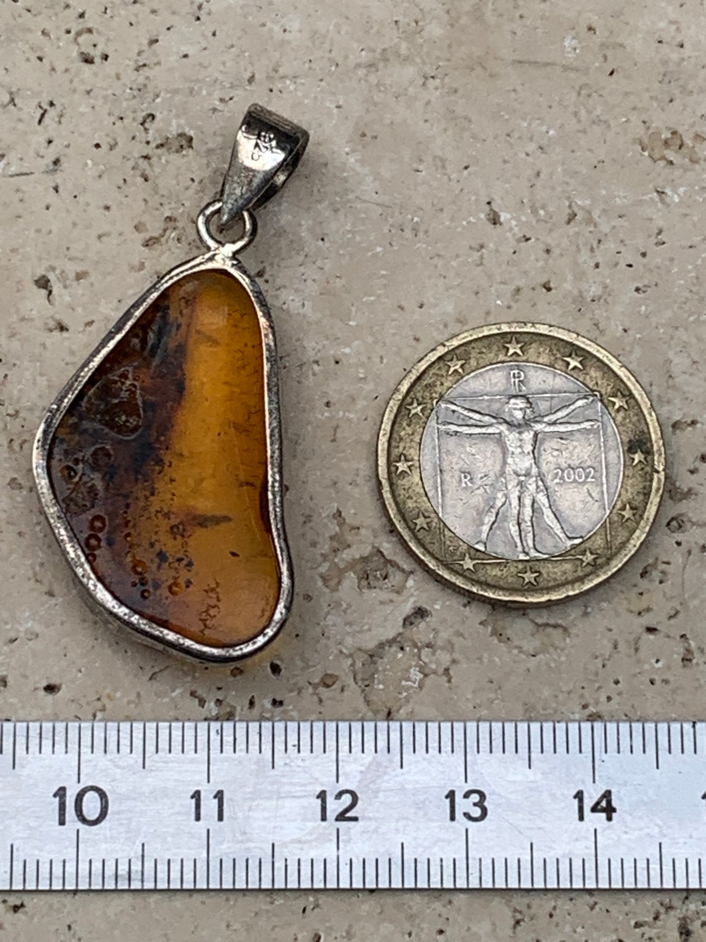 Ambre, superbe pendentif en Argent de 45x20x8 mm. Vendu avec cordon coulissant (réglable), en cuir noir de 40 à 70 cm !