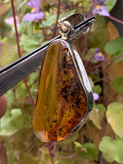 Ambre, superbe pendentif en Argent de 45x20x8 mm. Vendu avec cordon coulissant (réglable), en cuir noir de 40 à 70 cm !