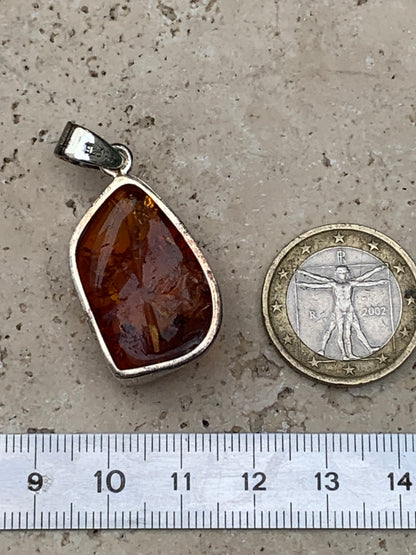 Ambre, superbe pendentif en Argent de 40x20x12 mm. Vendu avec cordon coulissant (réglable), en cuir noir de 40 à 70 cm !