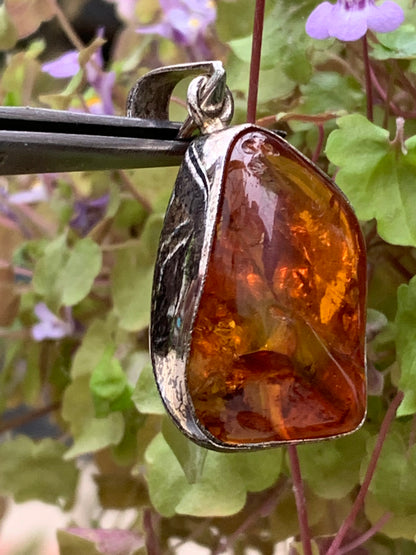 Ambre, superbe pendentif en Argent de 40x20x12 mm. Vendu avec cordon coulissant (réglable), en cuir noir de 40 à 70 cm !