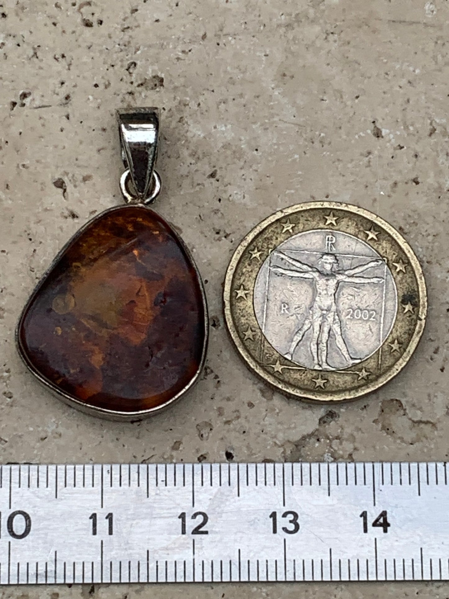 Ambre, superbe pendentif en Argent de 35x22x8 mm. Vendu avec cordon coulissant (réglable), en cuir noir de 40 à 70 cm !