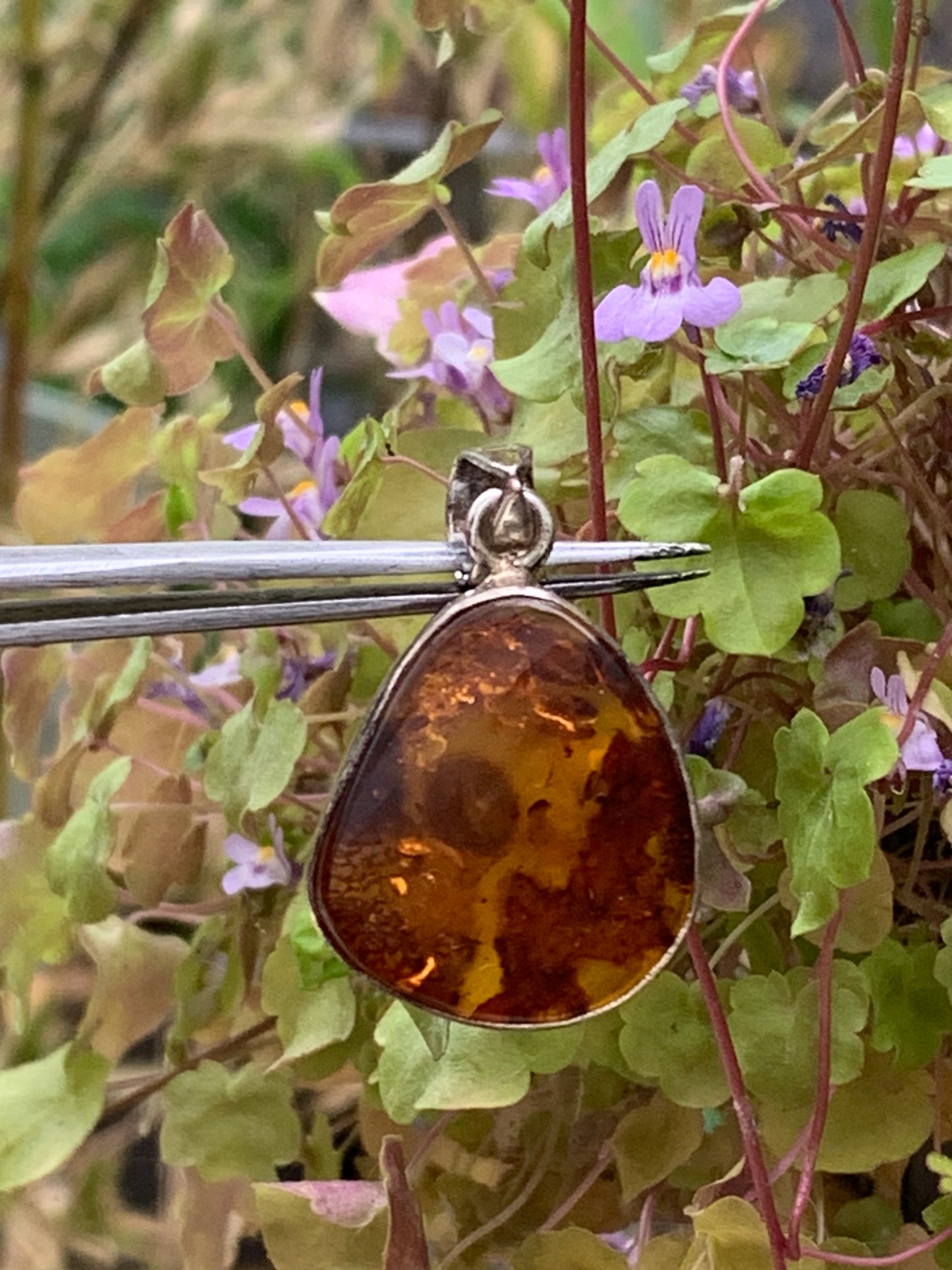 Ambre, superbe pendentif en Argent de 35x22x8 mm. Vendu avec cordon coulissant (réglable), en cuir noir de 40 à 70 cm !