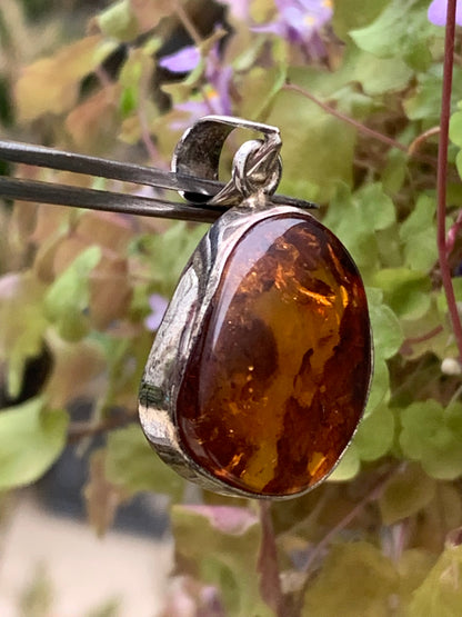 Ambre, superbe pendentif en Argent de 35x22x8 mm. Vendu avec cordon coulissant (réglable), en cuir noir de 40 à 70 cm !
