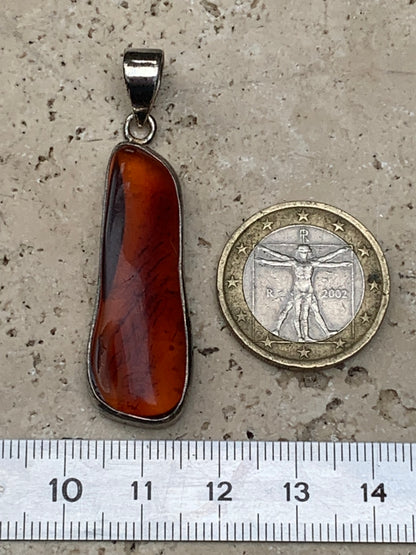 Ambre, superbe pendentif en Argent de 50x15x7 mm. Vendu avec cordon coulissant (réglable), en cuir noir de 40 à 70 cm !