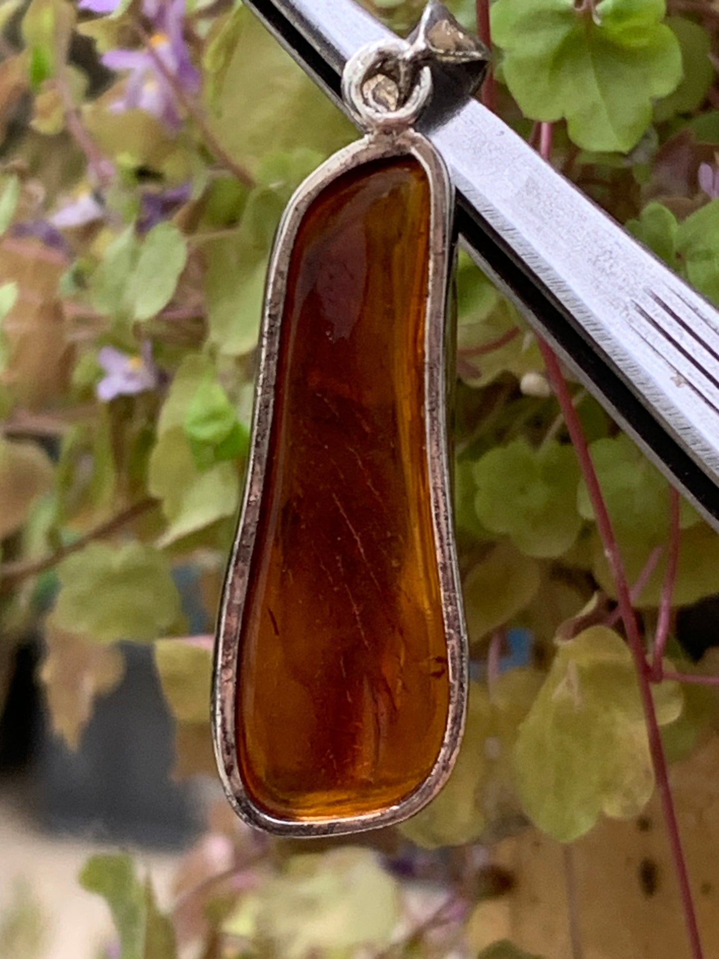 Ambre, superbe pendentif en Argent de 50x15x7 mm. Vendu avec cordon coulissant (réglable), en cuir noir de 40 à 70 cm !