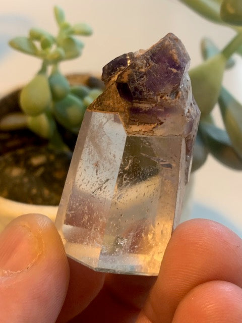 Cristal de roche avec inclusion d’améthyste – Pointe laser naturelle ±48 x 28 x 21 mm – 34,6 g