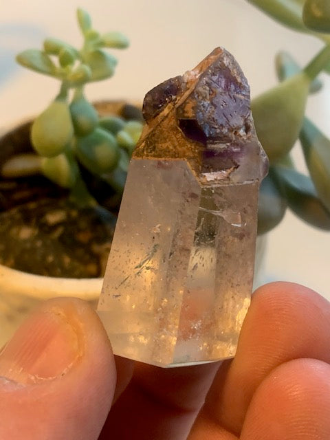 Cristal de roche avec inclusion d’améthyste – Pointe laser naturelle ±48 x 28 x 21 mm – 34,6 g