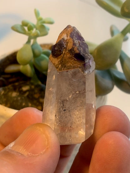 Cristal de roche avec inclusion d’améthyste – Pointe laser naturelle ±48 x 28 x 21 mm – 34,6 g