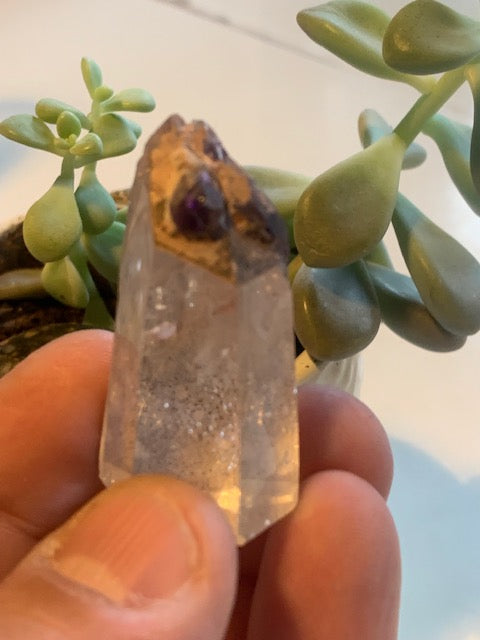 Cristal de roche avec inclusion d’améthyste – Pointe laser naturelle ±48 x 28 x 21 mm – 34,6 g