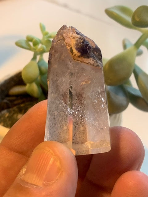 Cristal de roche avec inclusion d’améthyste – Pointe laser naturelle ±48 x 28 x 21 mm – 34,6 g