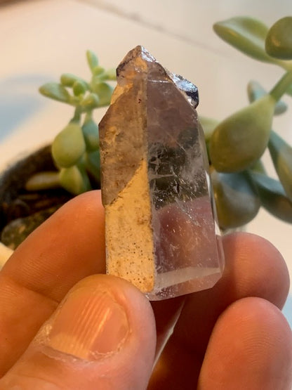 Cristal de roche avec inclusion d’améthyste – Pointe laser naturelle ±48 x 28 x 21 mm – 34,6 g