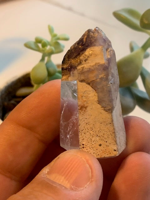 Cristal de roche avec inclusion d’améthyste – Pointe laser naturelle ±48 x 28 x 21 mm – 34,6 g