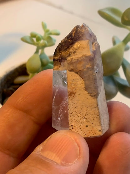 Cristal de roche avec inclusion d’améthyste – Pointe laser naturelle ±48 x 28 x 21 mm – 34,6 g