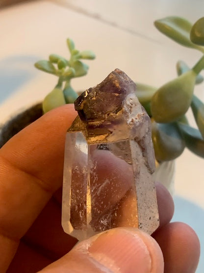 Cristal de roche avec inclusion d’améthyste – Pointe laser naturelle ±48 x 28 x 21 mm – 34,6 g