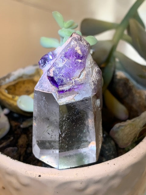 Cristal de roche avec inclusion d’améthyste – Pointe laser naturelle ±48 x 28 x 21 mm – 34,6 g