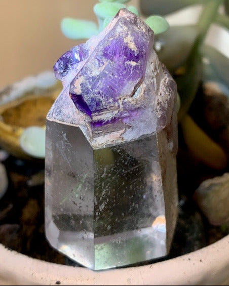 Cristal de roche avec inclusion d’améthyste – Pointe laser naturelle ±48 x 28 x 21 mm – 34,6 g