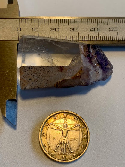 Cristal de roche avec inclusion d’améthyste – Pointe laser naturelle ±48 x 28 x 21 mm – 34,6 g