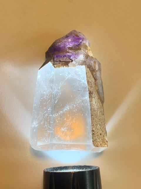 Cristal de roche avec inclusion d’améthyste – Pointe laser naturelle ±48 x 28 x 21 mm – 34,6 g