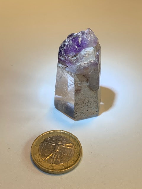Cristal de roche avec inclusion d’améthyste – Pointe laser naturelle ±48 x 28 x 21 mm – 34,6 g
