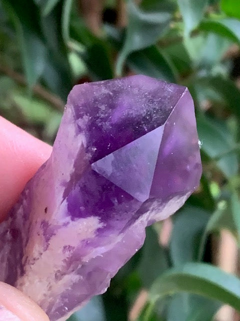 Cristal d’améthyste – Pointe naturelle de ±85 x 25 x 20 mm – 34,7 g - Superbes nuances !