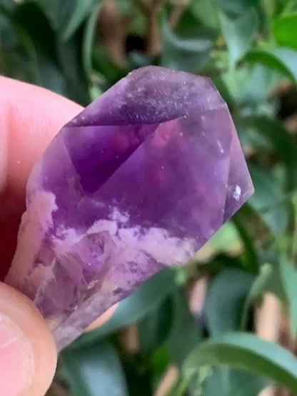 Cristal d’améthyste – Pointe naturelle de ±85 x 25 x 20 mm – 34,7 g - Superbes nuances !