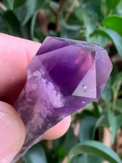 Cristal d’améthyste – Pointe naturelle de ±85 x 25 x 20 mm – 34,7 g - Superbes nuances !